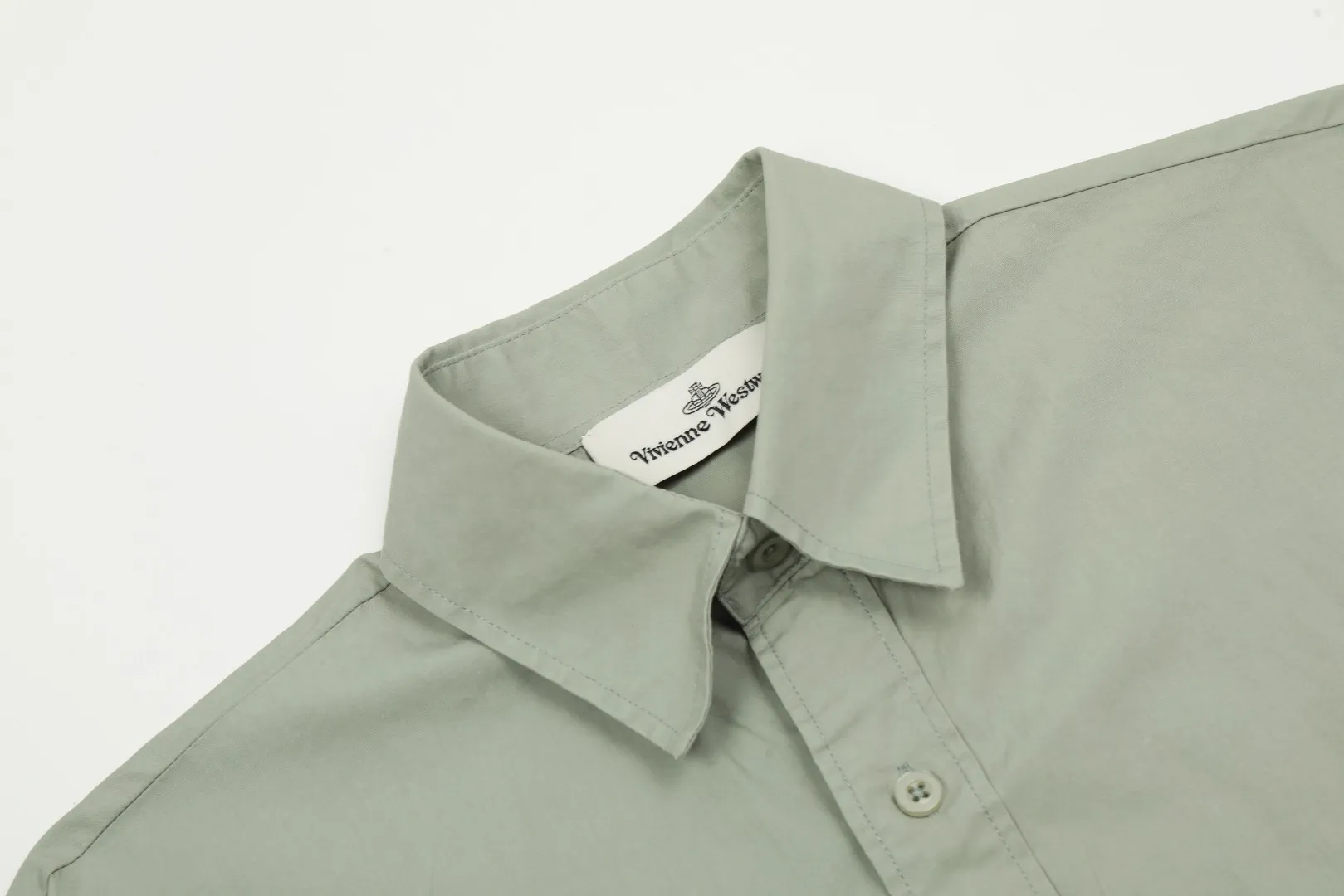 vivienne west wood The Queen Mother of the West Vivienne Heavy-duty patchwork old-style washed embroidered shirt Four seasons style Heavy-duty embroidery patch washing design on the back Very beautiful and unique Sleeve folding design with high workmanship Expanded arc design at the hem Loose and casual, slimming 5 color combinations are very versatile Correct accessories in the whole series Every detail is completely restored Straight to the full color Color: Eucalyptus green Sky blue Taro purple Pink White Size: S M L